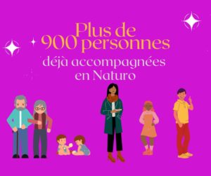 Image sur fond rose, illustrant la diversité des plus de 900 personnes accompagnée en naturopathie par Maud Guillemet, Naturopathe sur Besançon. Au premier se trouve une jeune femme puis une adolescente, un jeune homme, deux bébés et un couple de personnes âgées. ,