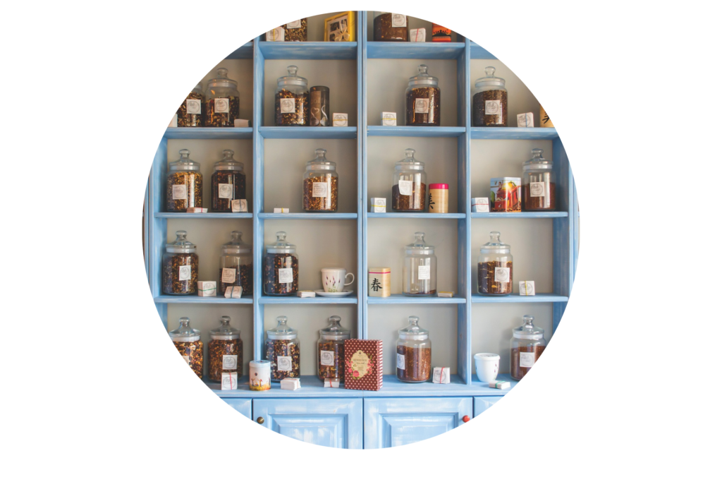 Photo de plantes médicinales, stockées dans des bocaux, sur une étagère d'officine, illustrant un article de Maud Guillemet (naturopathe Besançon), sur le cadmium.